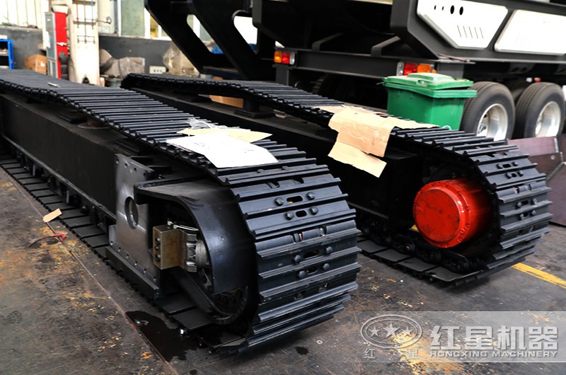履帶式移動(dòng)煤炭破碎機(jī)生產(chǎn)車(chē)間 履帶式移動(dòng)煤炭破碎機(jī)生產(chǎn)車(chē)間