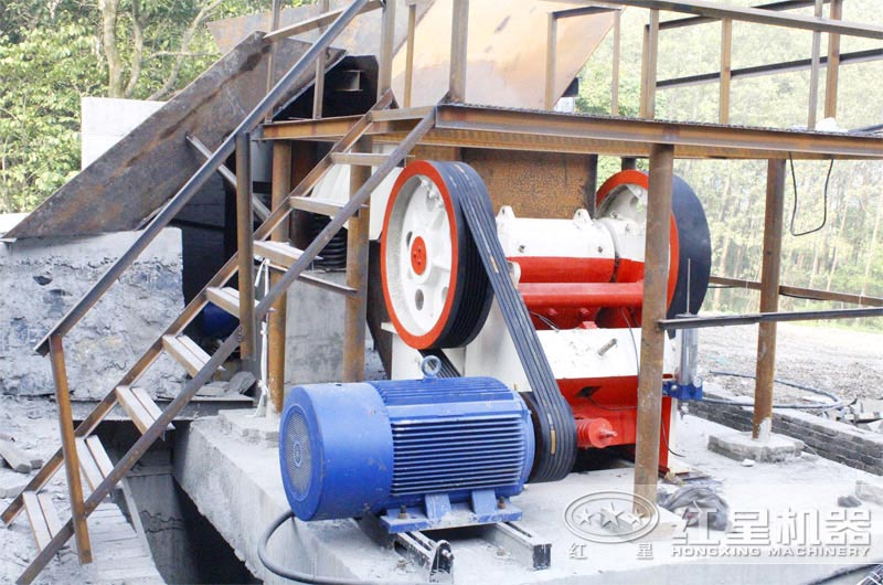 德版顎式破碎機(jī)工作現(xiàn)場(chǎng) 德版顎式破碎機(jī)工作現(xiàn)場(chǎng)