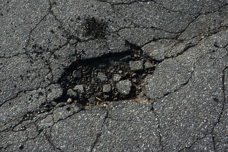 破碎的瀝青路面 破碎的瀝青路面