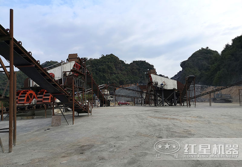 方案三配置現場:破碎機+制砂機+洗砂機,費用幾十萬以上 方案三配置現場:破碎機+制砂機+洗砂機,費用幾十萬以上