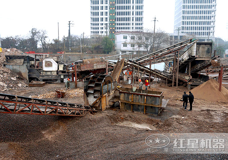 建筑垃圾制沙現(xiàn)場,配置車載制沙機(jī) 建筑垃圾制沙現(xiàn)場,配置車載制沙機(jī)