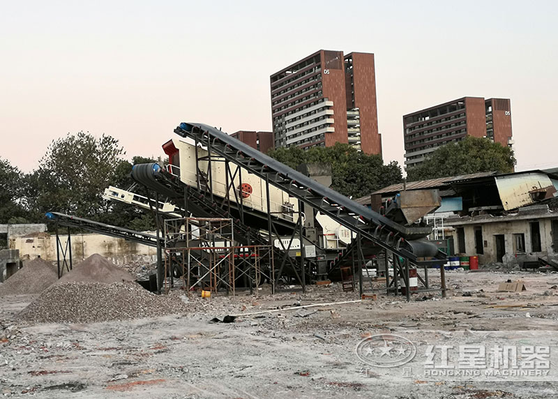 車載制砂(沙)機(jī)搭載反擊破作業(yè)現(xiàn)場 車載制砂(沙)機(jī)搭載反擊破作業(yè)現(xiàn)場